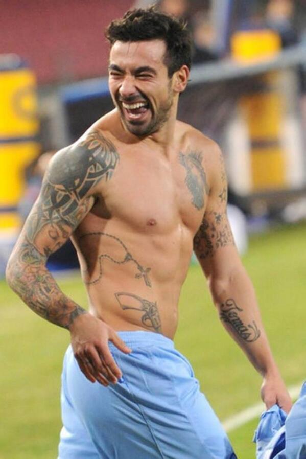 #ElmasLindodelaSeleccion  si tenes alguna duda veni que te disparo con su pistola, la que tiene tatuada obvio (?
