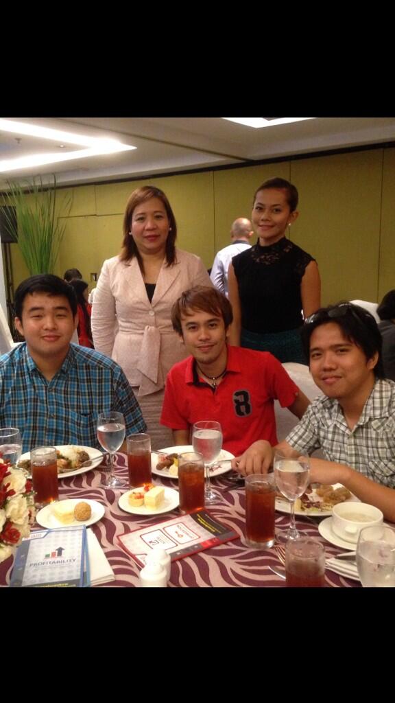 lelayantazo's tweet photo. With Skylink International Mr Paul Tarozza IT Head and Eng'g staff during IPVPN discussion @SMEG_LOL @chris_malicdem http://t.co/B40kN9VZyx