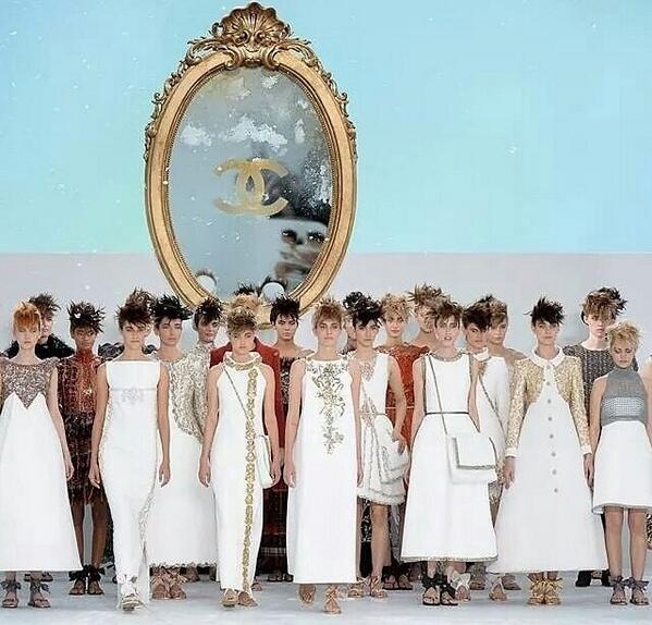 .<a href="/look1models/">Look 1 Models</a> en la presentación <a href="/CHANEL/">CHANEL</a> Fall-Winter 2014/15 #chanelhautecouture show <a href="/MagdaLaguingue/">Magda Laguinge</a>