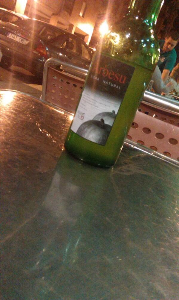 tabalatortuga's tweet photo. La tortu se va a beber agua y acaba bebiendo sidra #latortusabe http://t.co/a1PZ5jhaol