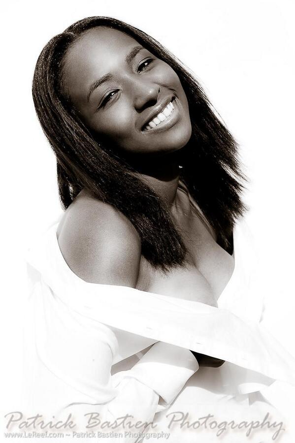 LeReef's tweet photo. #laphotographer  #blackandwhite #blackgirls #WhiteCollar #photoshoot http://t.co/0aaYGTIngC