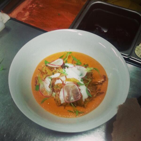lesmokingvallee's tweet photo. Gaspacho, foam de yogourt, onions bhaji http://t.co/yTN8lJZBiP