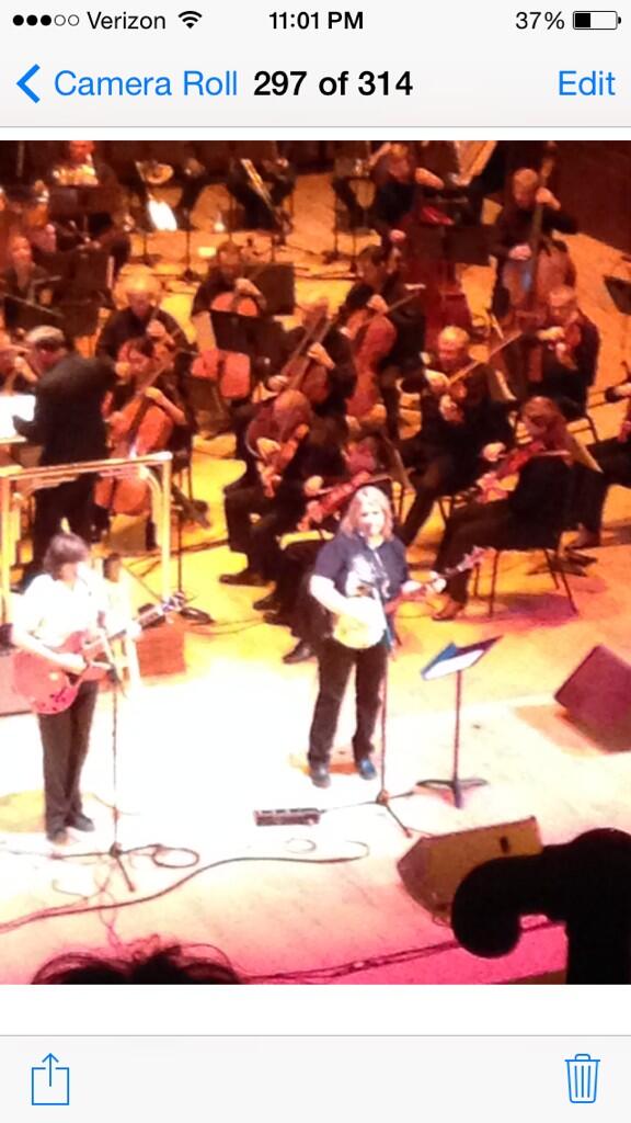 RomitoLaura's tweet photo. @Indigo_Girls @emilysaliers using my husband's banjo!! Incredible show with the #DSO  Beautiful. Thank you :) http://t.co/x3rjtVQBc9