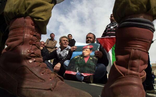 pachilobo4F's tweet photo. #VenezuelaConPalestina
Palestinos abrazan la imagen
del Cmdte @chavezcandanga
frente a Soldados israelies.
#TROPA http://t.co/Jvop8fMy0O