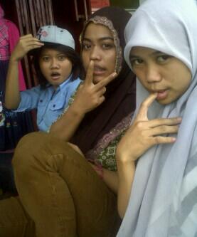 Hahah :) narsis dipinggir jalan *pict telo and friends ...
