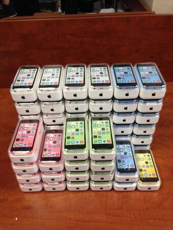 FreeAppIeiPhone's tweet image. RETWEET if you want an iPhone 5C, we have tons left to giveaway! [ Must follow @Funny_Truth so we can DM you ]
