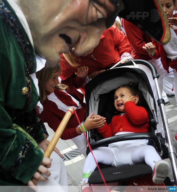 Agence France Presse Instantane Un Bebe Visiblement Effraye Par Une Marionnette Geante Au Cours De La Sanfermin A Pampelune Http T Co Vm5qiogryr Afp
