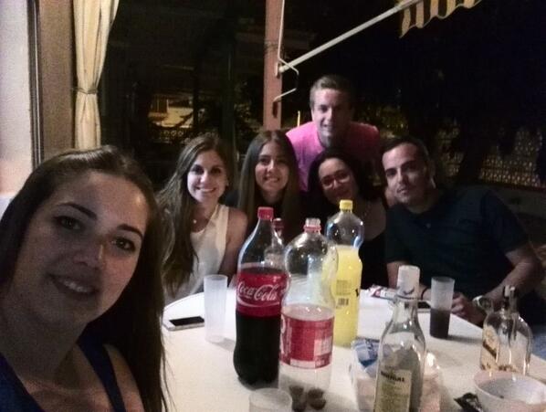 Nahirga's tweet photo. Terraceo guapo @lauracresolv1 @javilr15 @piliferjim @joseonio @Lauusuarezc http://t.co/PPMc6ZZyWj