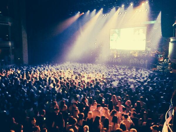 Mastercard's tweet photo. The crowd is electric. We want JT! The @Citi®/AAdvantage® MasterCard cardmembers are ready! #PricelessAccess http://t.co/2sSudX3dtu