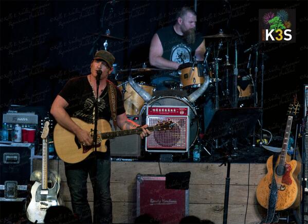 k3schultz's tweet photo. And one of @jrodfromoz at the same event. All proceeds went to #FullMoonFullLife #PancreaticCancerResearch http://t.co/uKCvDWLcJ5