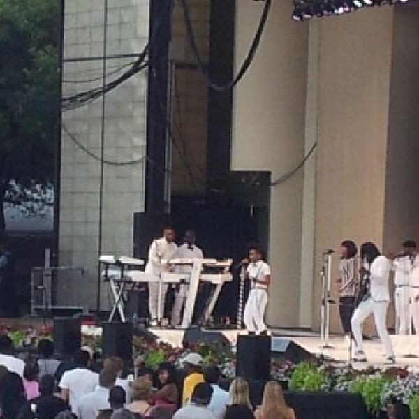 eattheburbs's tweet photo. @janellemonae performing #tightrope #chicagoblogger #blogger #APMusicSeries with @illinoislottery http://t.co/doM6FyaQ6L
