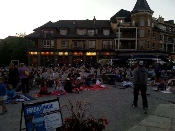 StantonStore's tweet image. A beautiful night and lots of people ready for a great movie!!!