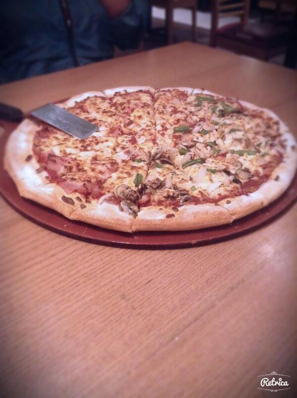 johnathanchris2's tweet photo. #NOCHE  #MUSIKA      #PIZZA 
@_ikker  @_MiLaGRiTo http://t.co/j2mkQnWYcu