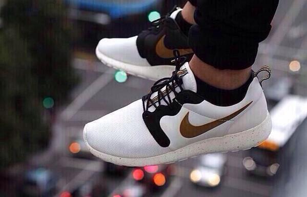 CIosets's tweet image. White two-toned Roshes 😍