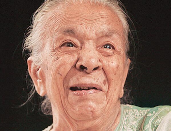 Showbiz_IT's tweet photo. #ZohraSehgal cremated, family and friends bid farewell http://t.co/VIgVUrKYcD #ITShowbiz http://t.co/R1xv1UivTN