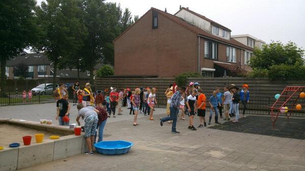 Onze aftrap voor het 'Groot Feest'! Iedereen danst gezellig mee!