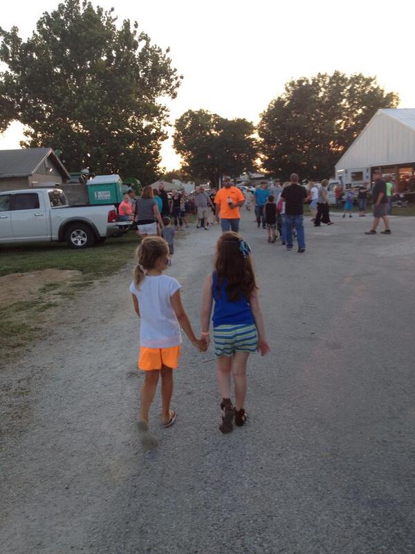 JenniferKapetan's tweet photo. #2ndgradewisdom Hold hands when you're walking with your friend. I wish we all kept doing that forever. http://t.co/DgNWw77Ime