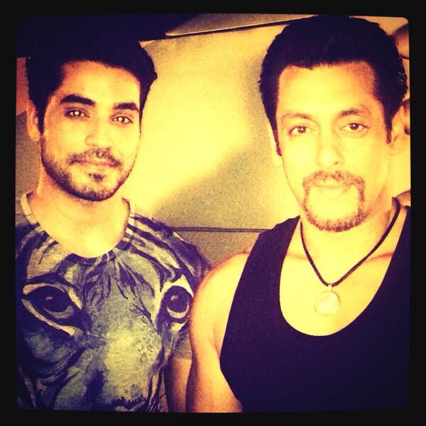 SalluLicious's tweet photo. ★#KICK-ing in 14 Days.. @BeingSalmanKhan on set! #FindTheDevil http://t.co/QkjVMD3O4B
#GetYourKickThisEID July25th✌️ http://t.co/5FaxeQz4KK