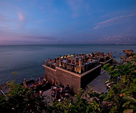 bali_pride's tweet photo. RT @luxury__travel: 5 of the world's best bars with a view http://t.co/Nre9dlzzj4 http://t.co/DBUyPaqogG