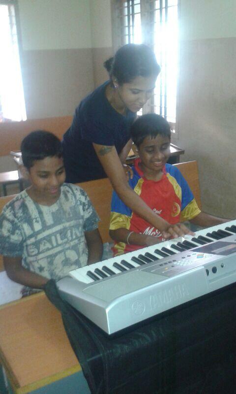 TheMFCtrust's tweet photo. #musicforchange #themfctrust teaching the language of music to the blind kids of Roman and Catherine Lobo school http://t.co/eqMqVOatiq