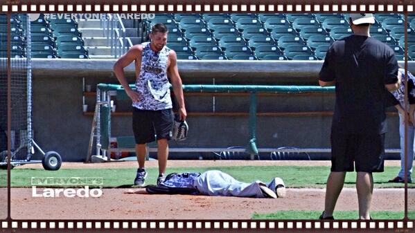 raquelelekes's tweet image. Uh oh! Host Down!HAHAHA! Behind The Scenes fun. #EveryonesLaredo #TheLaredoLemurs #BaseballProblems #seriously?!