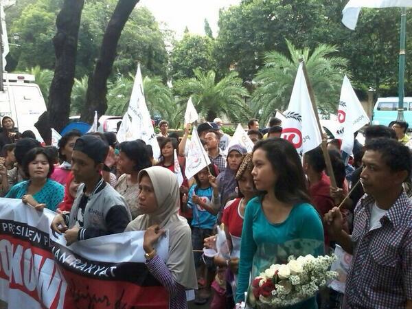 MirLes's tweet photo. Kawan-kawan tunarungu juga tidak mau tinggal diam, mereka mengirim bunga untuk @KPU_RI siang ini. #KawalKPU http://t.co/1SrT8YOODK