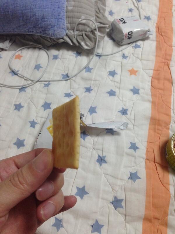 wani_D's tweet photo. 치사해서 못먹겠다 ㅋㅋ “@taengguri: @wani_D 저게 끝이에요 형님 ㅋㅋㅋㅋ정확히 한봉지에 6개 3봉지 18개 ㅋㅋㅋㅋㅋ http://t.co/UL7V8VEbbg”