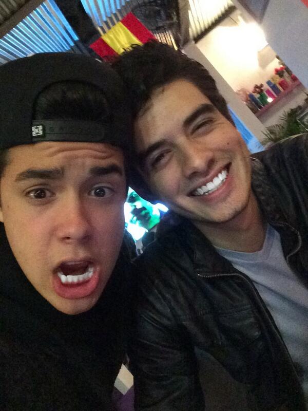 mariobautista_'s tweet photo. Buenas noches de parte de @rafitacalva y Mia 😁😘😘 http://t.co/pBINxvSN6S