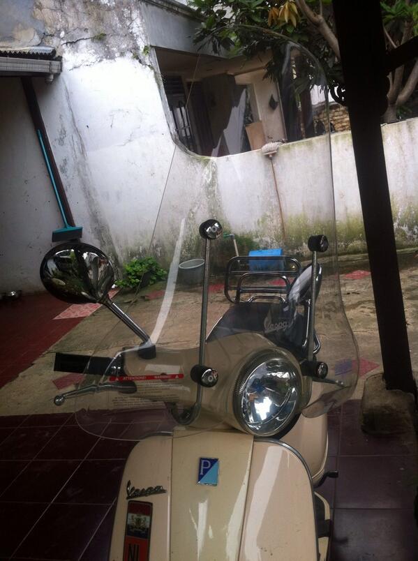 bobbydumais's tweet photo. @MoVeDepok min ane mau jual windshield ori kondisi 95% ane jual 2 juta nego.bantu jual yaa tolong http://t.co/N9X2JmrPN6