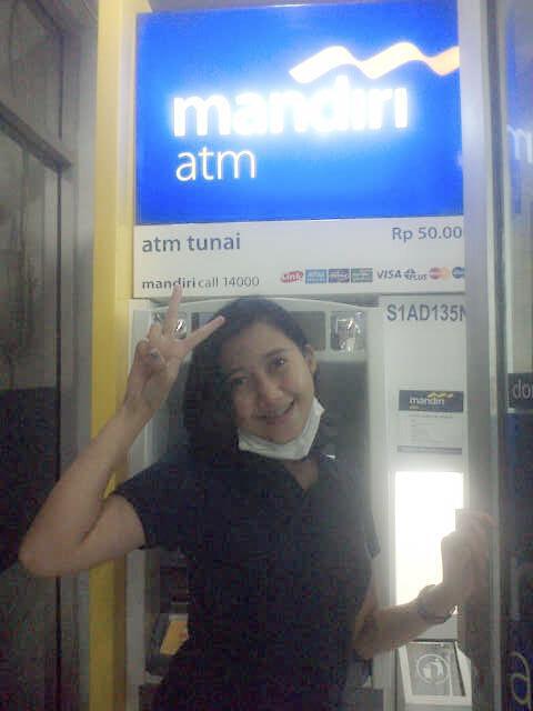 TASYAkw's tweet photo. Selfieee duyuuu @mandirifiesta #selfiemandiriatm #fadfest2014 atm ngesrep tembalang http://t.co/wUKLJW2TfE