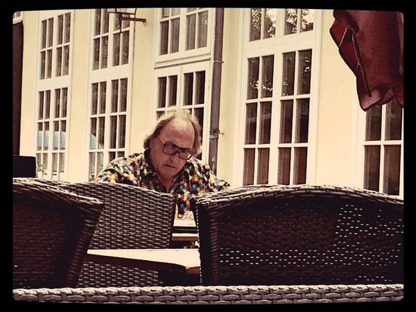 eva_m_herbert's tweet photo. er lernt 15 minuten vor der aufzeichnung noch seinen text. danach wird er den kabarettpreis überreichen. #urbanpriol http://t.co/BRJ15v45eV
