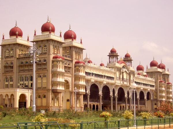 danialdavid6's tweet photo. Most breathtaking #palaces of the #world more info at http://t.co/4c5yX5jVMn http://t.co/AGDr50kdiy