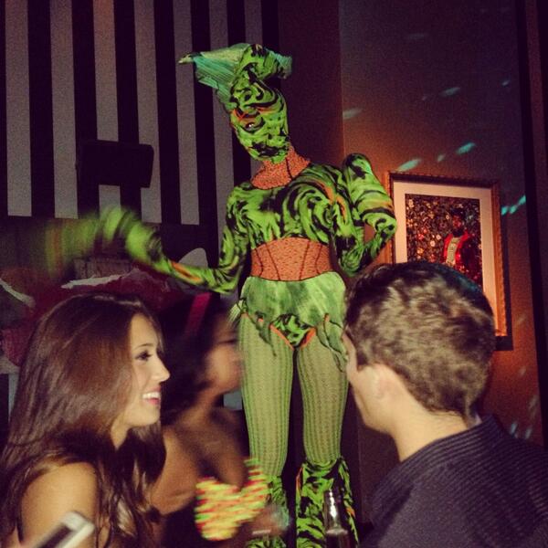 KMTalentllc's tweet photo. NEON CREATURES @LulusNJ @whoboken @CarlKennedy @EMMGroupInc #stilts #kmtalent #dancers #costumedesign #neon #LulusNJ http://t.co/aM8p2MtXxP