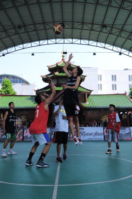 the tip off.. <a href="/LA_Streetball/">LA Streetball</a> surabaya.