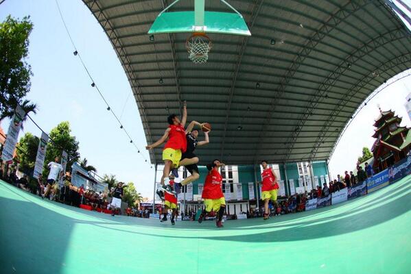 dan inilah hasil foto dari juara 1 lomba fotografi di <a href="/LA_Streetball/">LA Streetball</a> surabaya yang lalu.