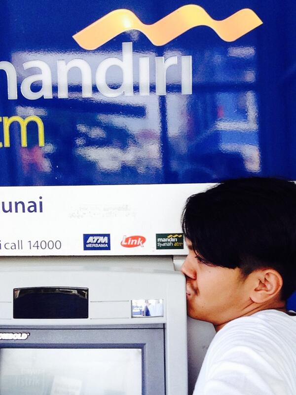 jatuh cinta #selfiemandiriatm #iLOVEindonesia @mandirifiesta atm mandiri Jl. Sudirman Denpasar Bali