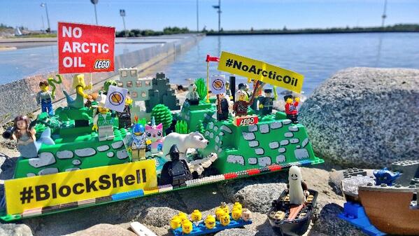 ReinoNordin's tweet image. Eiranrannassa mellakka! Please @LEGO_group #blockshell #NoArcticOil #savethearctic @Greenpeace @GreenpeaceSuomi