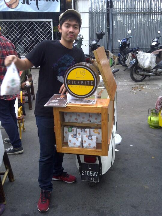 jalan2 di kampung ramadan Suhat. eh ketemu vespa <a href="/thericebite/">Rice Bite</a> lagi mogok. Sekalian borong aja deh buat Buka. :)))