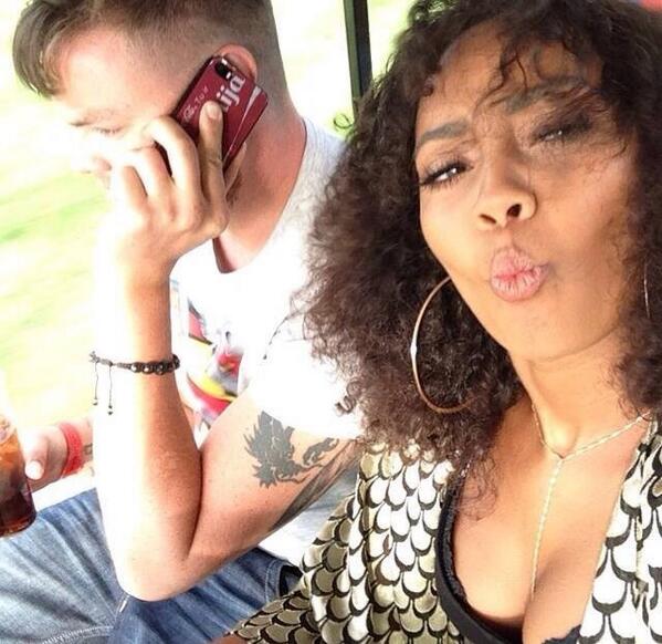 SourceLMF's tweet image. #PHOTO Leigh et Jonnie à l'anniversaire de Perrie - 09.07.14