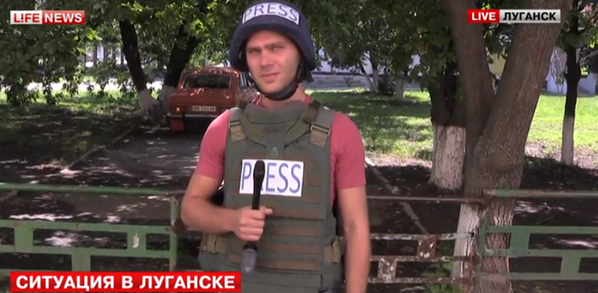 lifenews_ru's tweet photo. Армия Украины обстреляла из миномётов здание военкомата в Луганске. Стреляют неделю, но только сегодня смогли попасть http://t.co/4mFLDUR3KW