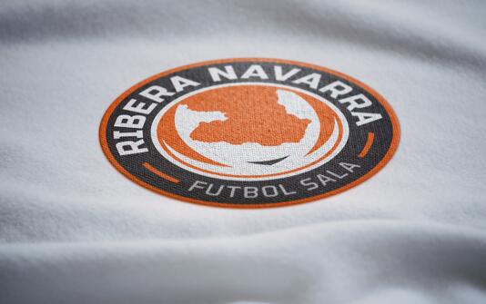 erredoble_com's tweet photo. Ayer se hizo oficial el cambio de imagen del @RiberaNavarraFS  ¿Quieres ver más? http://t.co/EdUyfyzy3j http://t.co/VROQD7Q5Cs