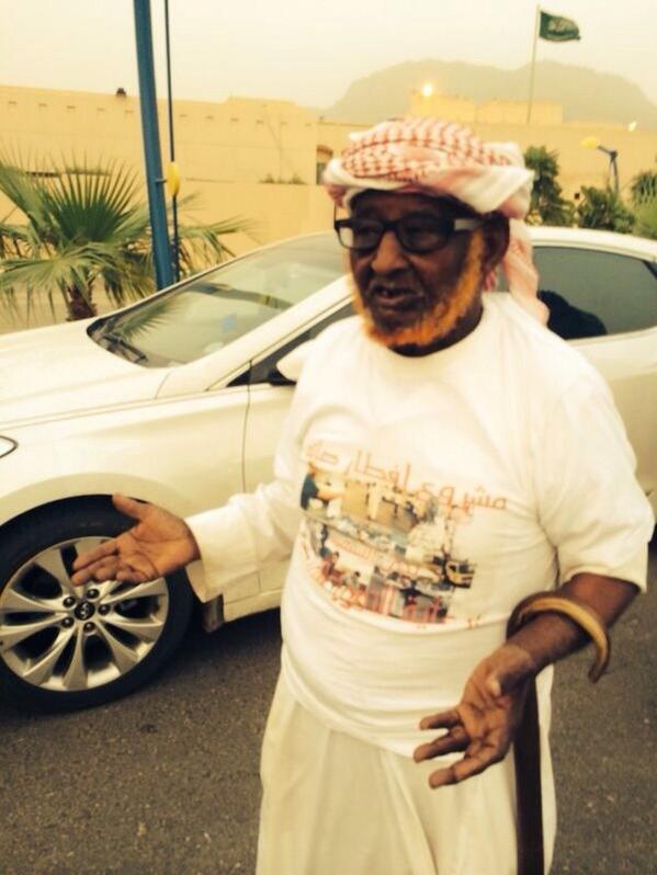 العم "مرعي الحلواني" يشارك شباب حي الشهيد توزيع اكثر من 350 وجبة افطار صائم بشوارع محايل عسير  mohyl1.com/news-action-sh…