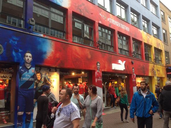 Bryan_Who's tweet photo. Looking good @PUMA @pumafootball nice bit of #ooh branding, and that's coming from an Everton fan! http://t.co/yRbiZ1JiNS