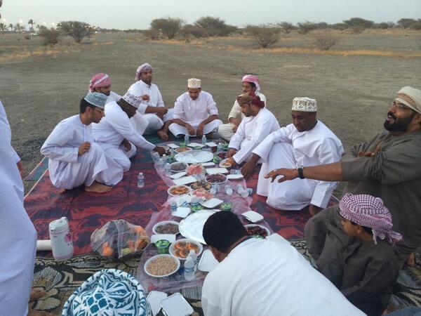 alshiadi999's tweet photo. إفطار مع شباب مجموعة أوزان الشعرية
بسيح المكارم بصحار
كانت لحظات ودية حميمية في وقت تغيب فيه الشمس وتشرق فيه النفس. http://t.co/KQJqJhJmIV