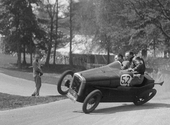 IIHS_autosafety's tweet photo. RT @Autopia: Photos reveal the awesome, deadly nature of 1930s auto racing: http://t.co/U8oBTvNfpe http://t.co/4pkgskJmQQ