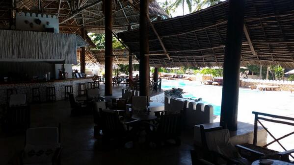 04powellm's tweet photo. Alcohol, swimming pool and palm trees what else is needed #peng http://t.co/npYTAM5Z5f