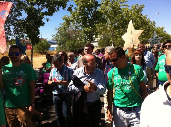 GMSLeganes's tweet photo. @ManuelRoblesD @RafaGomezLGNS @Isidoro_Ortega en manifestación contra cierre de aula en Arcipreste de Hita http://t.co/h4UJLq52sg