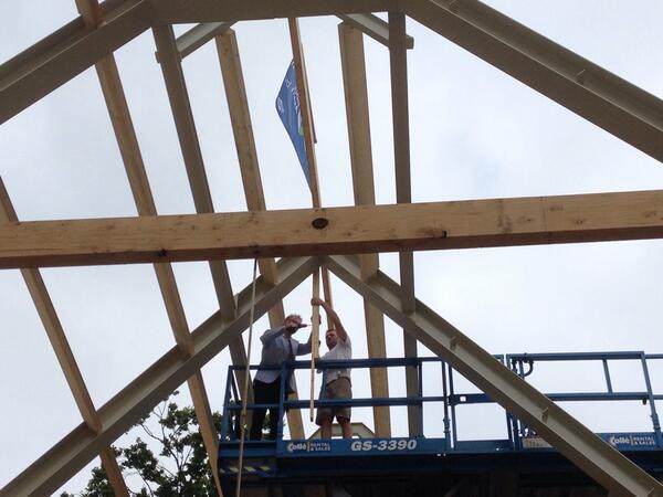 @Natuurmonument directeur. <a href="/TeoWams/">Teo Wams</a> hangt de pannenvlag in de nok. Dank aan <a href="/DriessenBouw/">Driessenbouw</a> @GrootSpeijck Mooi moment