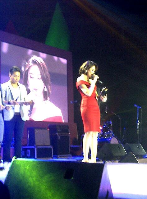 SoundCheckMNL's tweet image. FEMALE ARTIST OF THE YEAR: @JustSarahG for Ikot-Ikot! #MORPinoyMusicAwards #SarahGonMORPinoyMusicAwards @mor1019