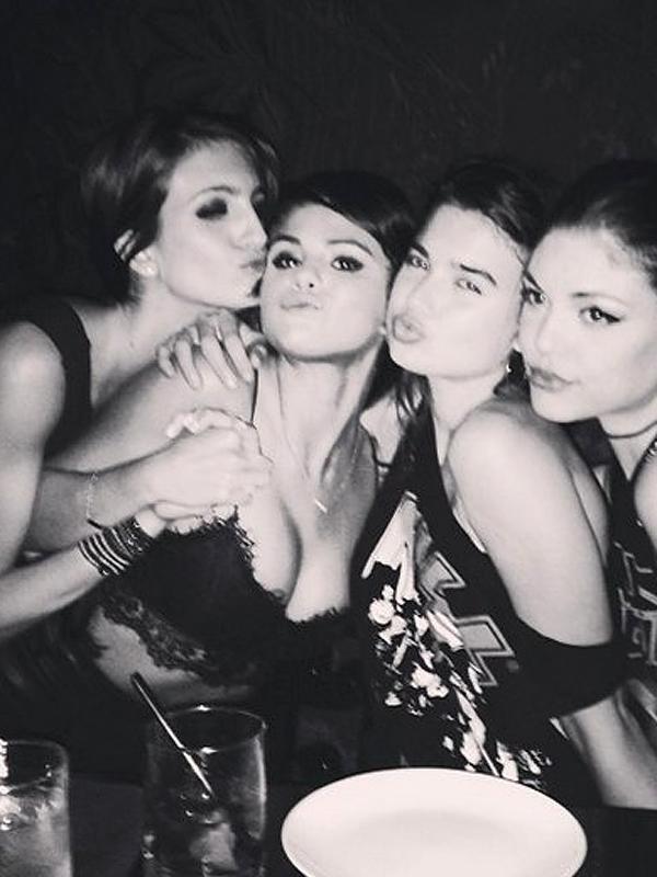 selena+gomez+nip+slip.